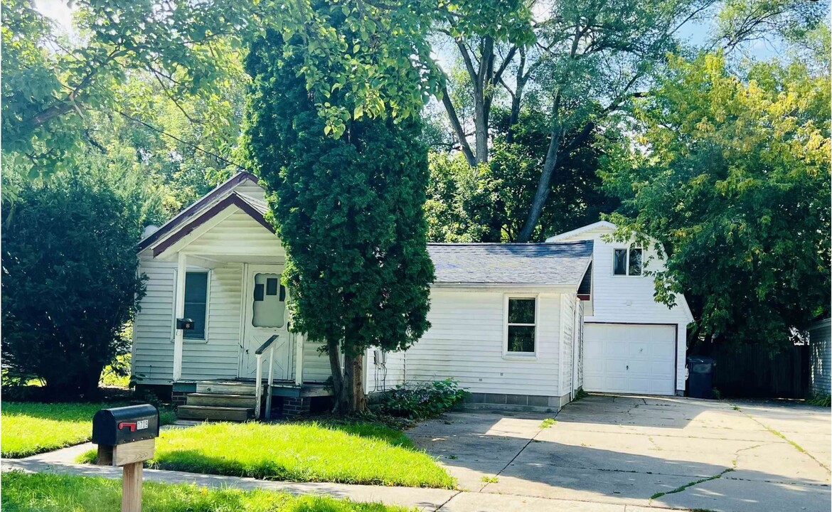 1709 Adelaide St in Midland, MI - Building Photo
