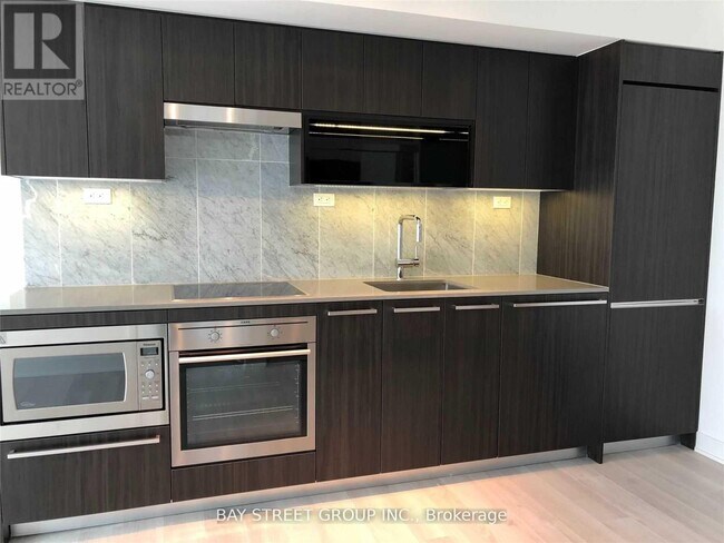 80 Queens Wharf Rd in Toronto, ON - Building Photo - Building Photo