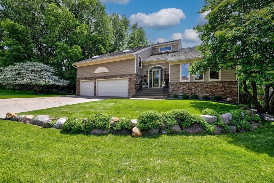 9378 Olympia Dr in Eden Prairie, MN - Building Photo