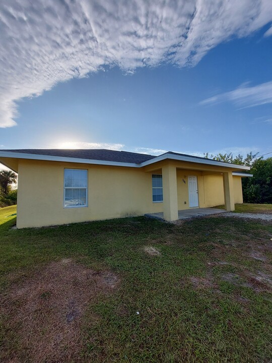 8016 Olive Cir in La Belle, FL - Building Photo