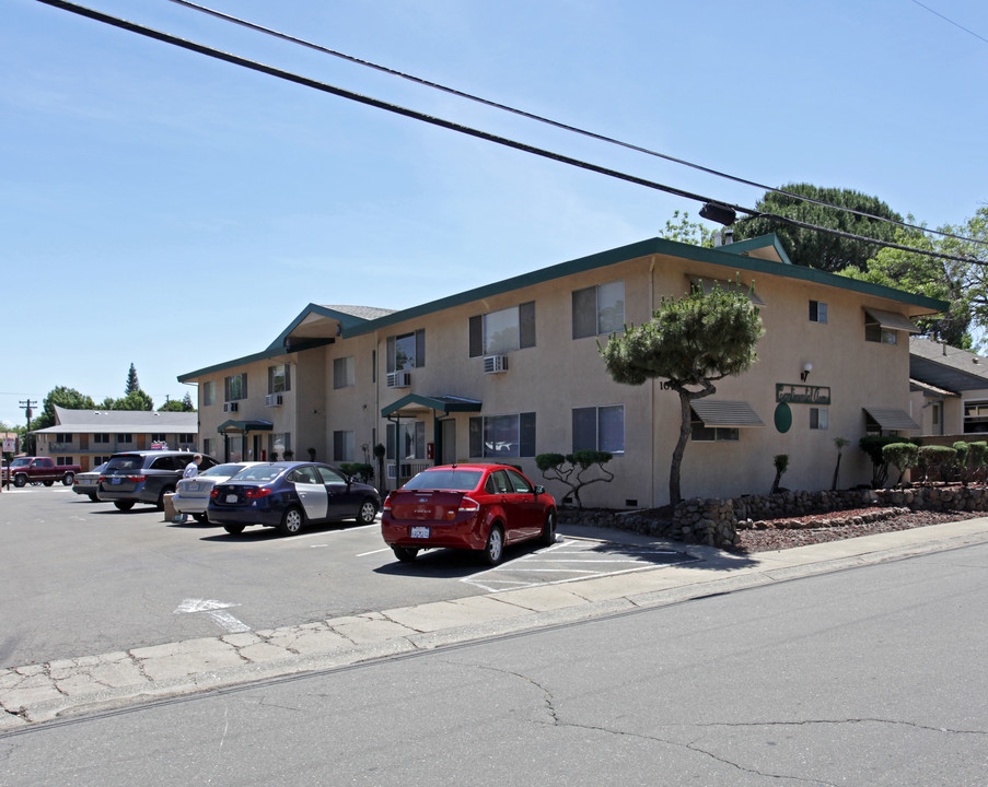 Continental Arms Apartments in Roseville, CA - Building Photo