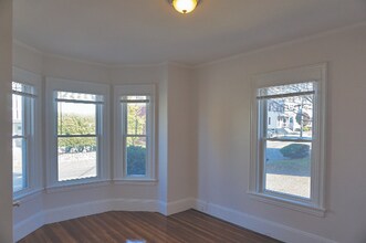 25 Maple St, Unit 25-1R in Waltham, MA - Foto de edificio - Building Photo