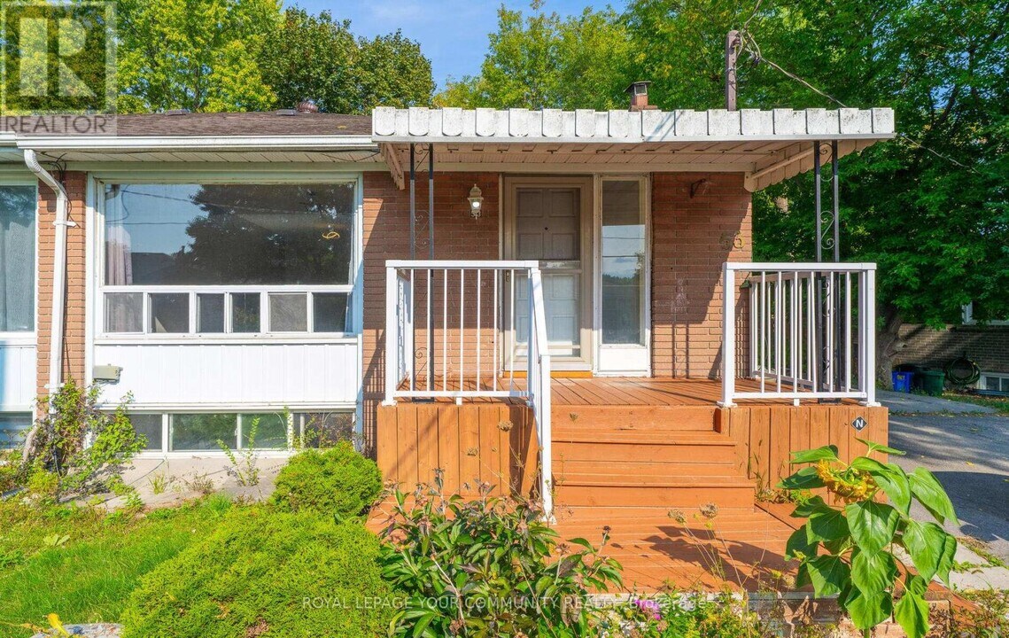 53 Newbury Dr in Newmarket, ON - Building Photo