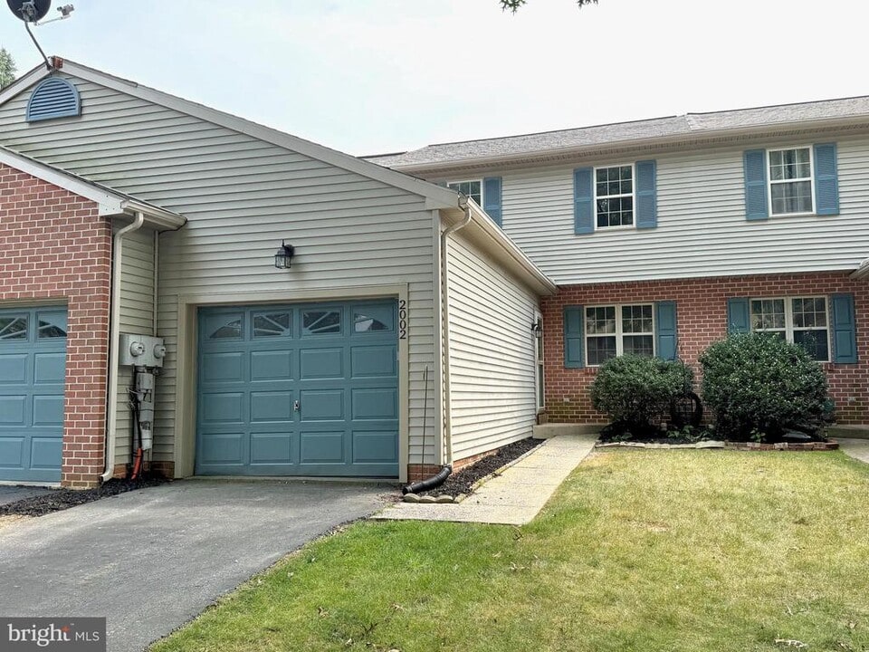 2002 Acorn Dr in Lebanon, PA - Building Photo