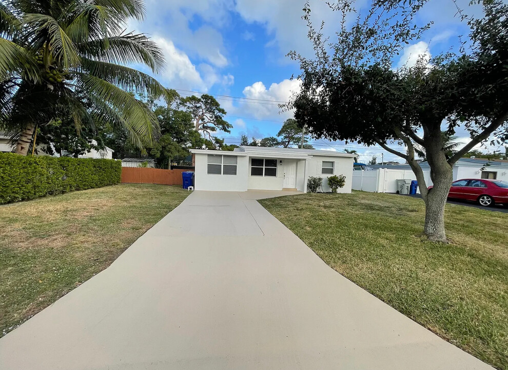 2696 NE 12th Ter in Pompano Beach, FL - Building Photo