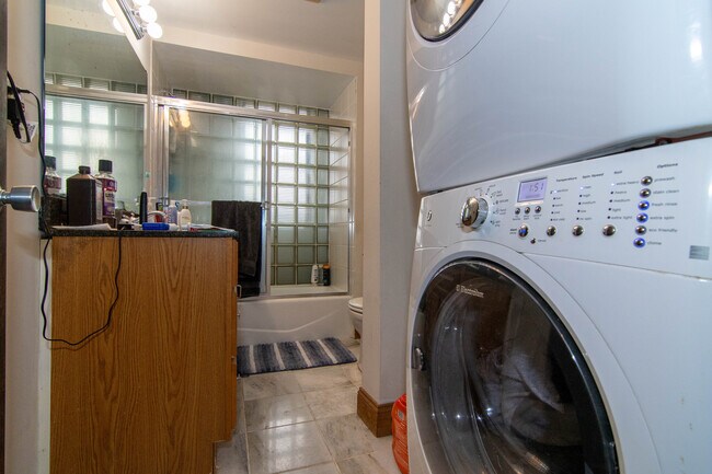 466 Park Dr, Unit 1 in Boston, MA - Foto de edificio - Building Photo