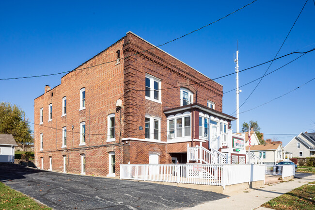 Fox River Hotel in Aurora, IL - Building Photo - Building Photo