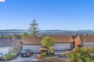 57 Sereno Cir in Oakland, CA - Building Photo - Building Photo