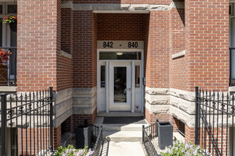 842 W Diversey Pky in Chicago, IL - Foto de edificio - Building Photo