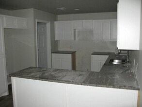 11615 Surrey Ln in Yukon, OK - Building Photo - Building Photo