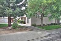 1064-1136 Helm Ave in Clovis, CA - Foto de edificio - Building Photo