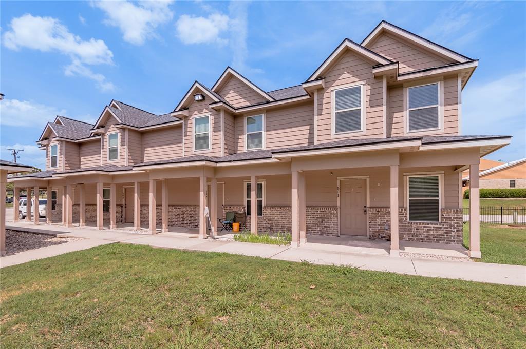 2002 20th St in Huntsville, TX - Building Photo