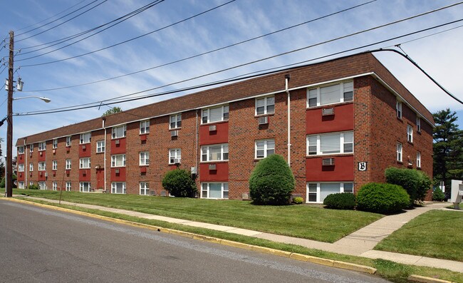 OAK RIDGE APARTMENTS, LLC in Runnemede, NJ - Building Photo - Building Photo