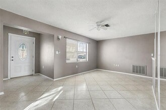 9931 Woodstock Ln in Port Richey, FL - Foto de edificio - Building Photo