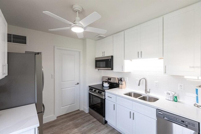 6020 Midnight Pass Rd in Sarasota, FL - Building Photo - Building Photo