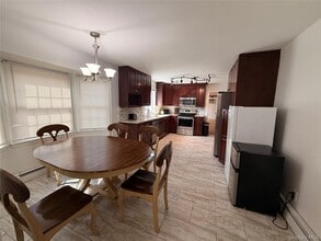 8 Tobi Ln in East Setauket, NY - Building Photo - Building Photo