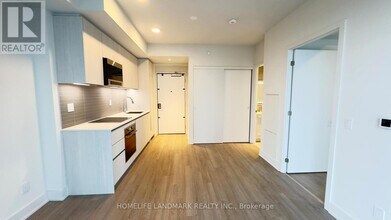 8 Cumberland St in Toronto, ON - Building Photo - Building Photo