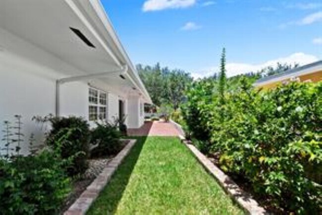 2070 NE 54th Ct in Fort Lauderdale, FL - Building Photo - Building Photo