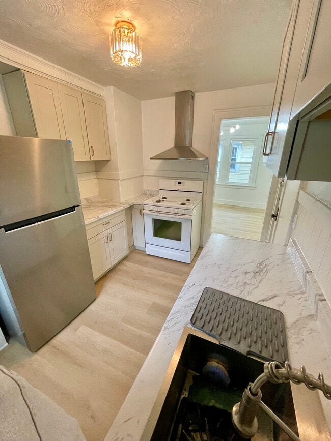 250 Saint Lawrence Ave, Unit Upper