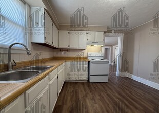 136 E Allen St in Lancaster, OH - Building Photo - Building Photo