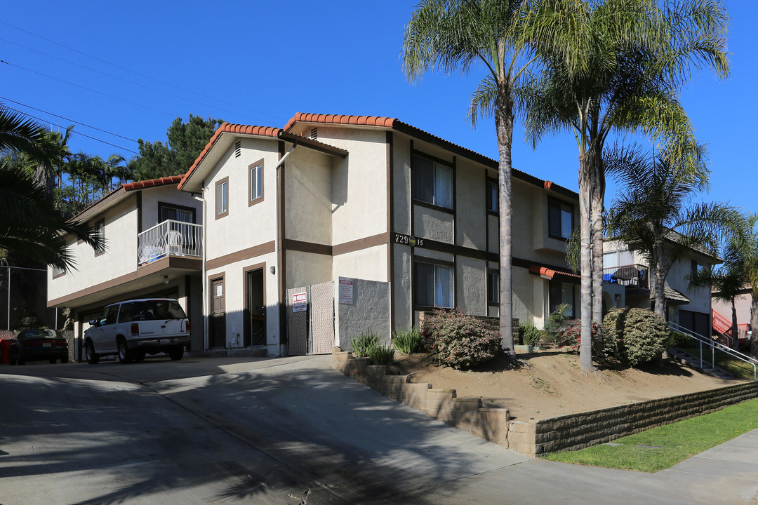 729 Windsor Ct in Vista, CA - Foto de edificio