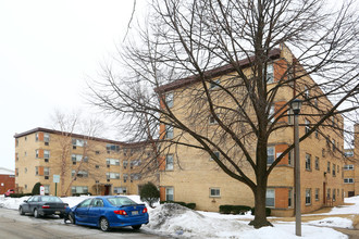 Crain Apartments in Skokie, IL - Foto de edificio - Building Photo