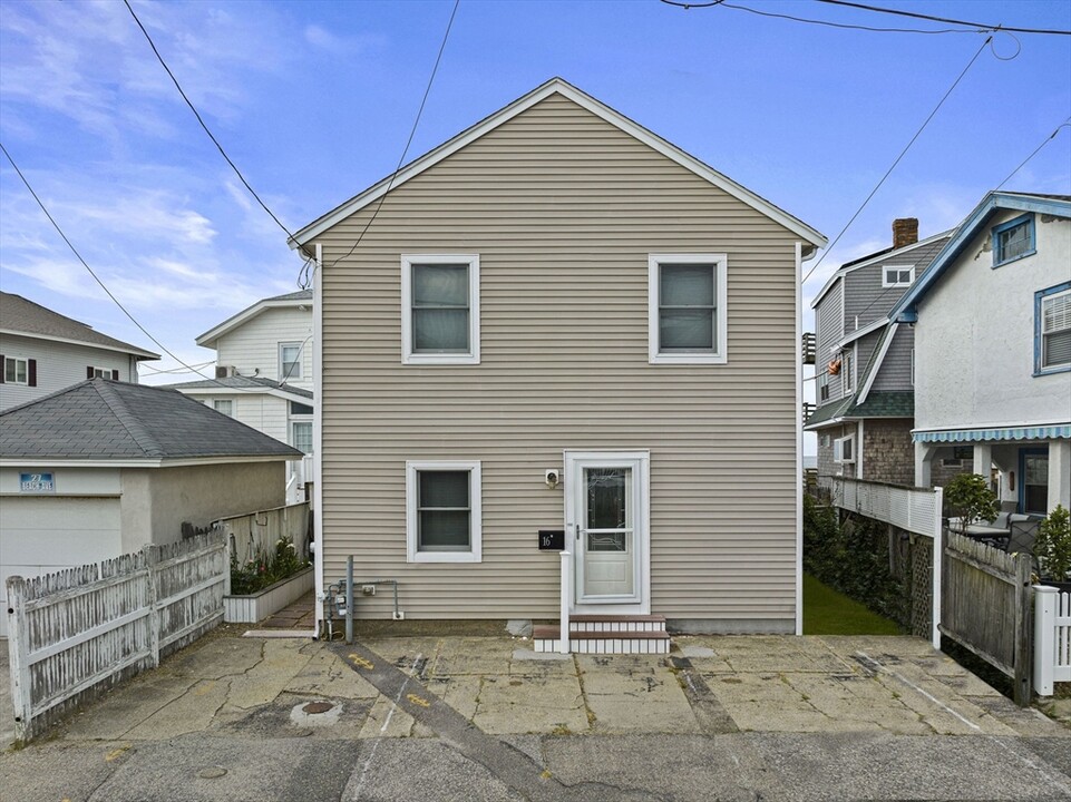 16 Manomet Ave in Hull, MA - Building Photo