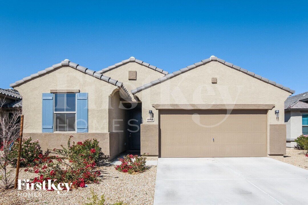 18068 W Tina Ln in Surprise, AZ - Foto de edificio