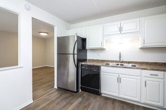 2544 Waterbury Dr in Woodridge, IL - Building Photo - Building Photo