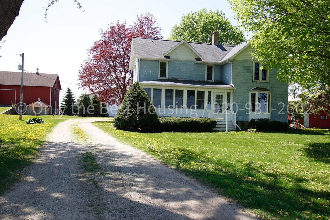 W1689 Co Rd G in Randolph, WI - Building Photo