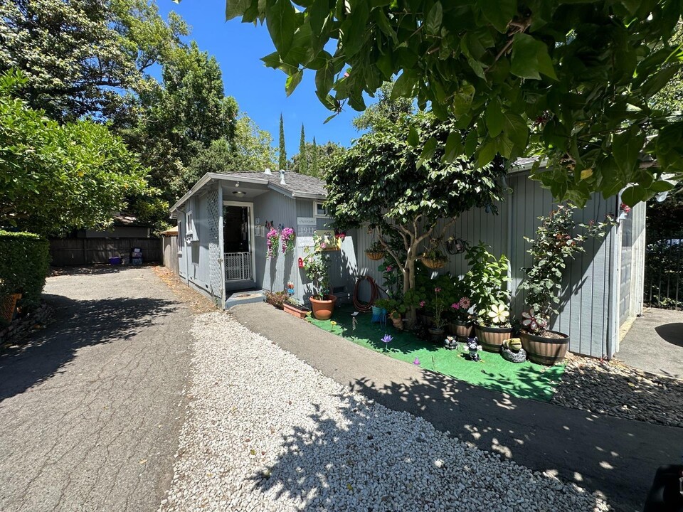 1911 Cooley Ave in East Palo Alto, CA - Building Photo