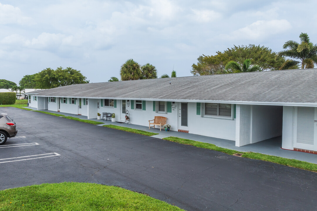 Leisureville Golf View Condominiums in Boynton Beach, FL - Building Photo