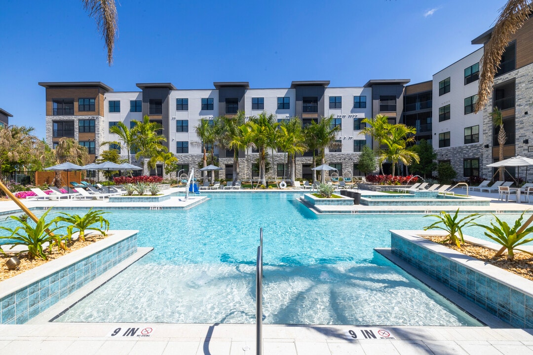 The Concord Luxury Apartments in Sarasota, FL - Foto de edificio