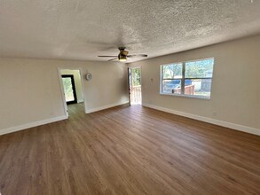 18812 Carr Dr in Lutz, FL - Building Photo - Building Photo