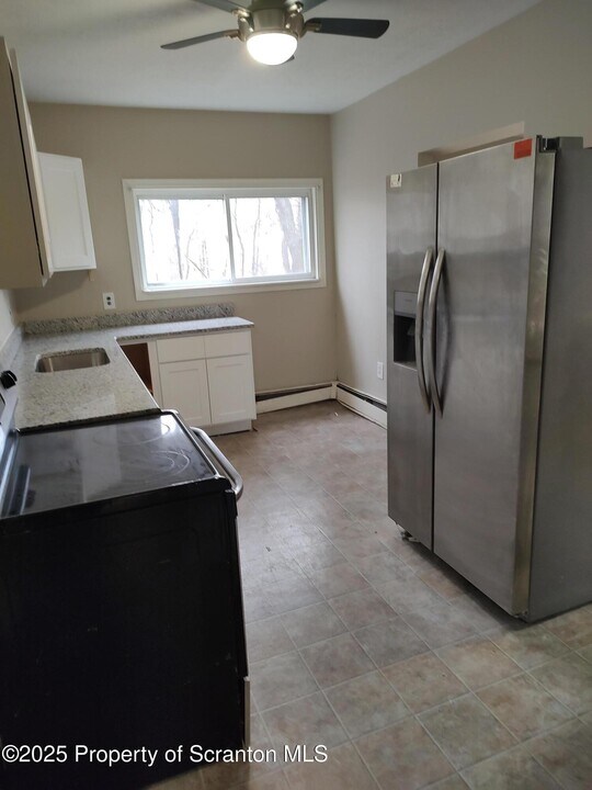 107 2nd St in Blakely, PA - Building Photo