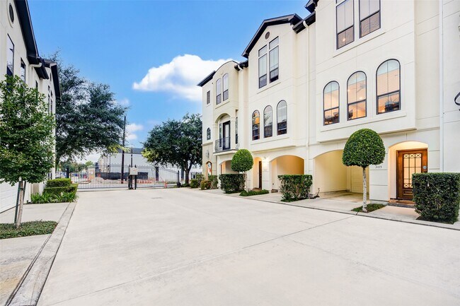 3105 Fairdale Oaks E in Houston, TX - Building Photo - Building Photo