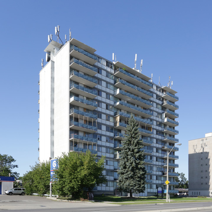 Sussex Court in Hamilton, ON - Building Photo