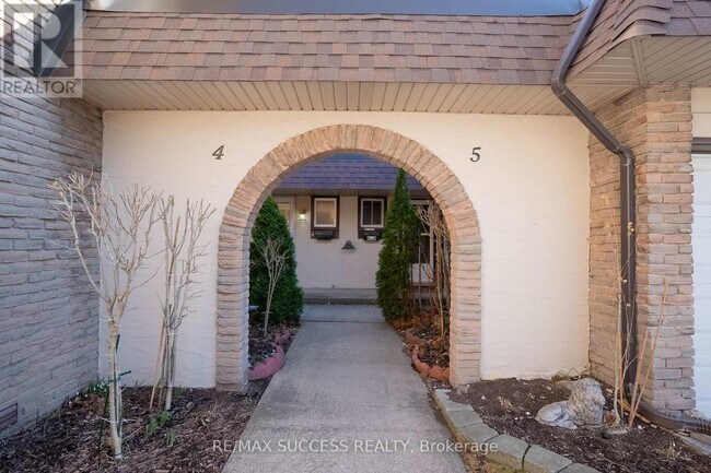 4230-4230 Meadowvale Dr in Niagara Falls, ON - Building Photo - Building Photo