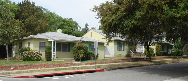 1355 Holliston Ave in Pasadena, CA - Foto de edificio - Building Photo