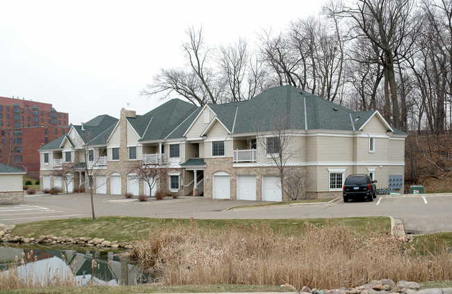 Raspberry Woods Townhomes in Hopkins, MN - Foto de edificio - Building Photo