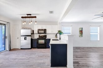 12223 Autumn Cherry, Unit 143 in San Antonio, TX - Building Photo - Building Photo