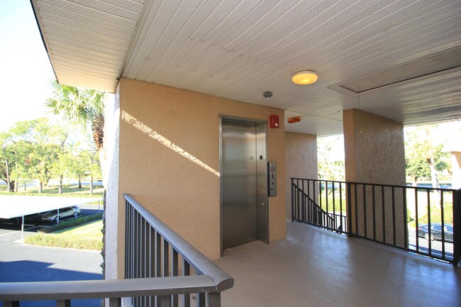 5667 Rattlesnake Hammock Rd in Naples, FL - Building Photo - Building Photo