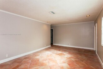 120 SW 7th Terrace in Hallandale Beach, FL - Building Photo - Building Photo