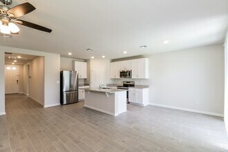 3250 Forrest Plum Ct in Zephyrhills, FL - Building Photo - Building Photo