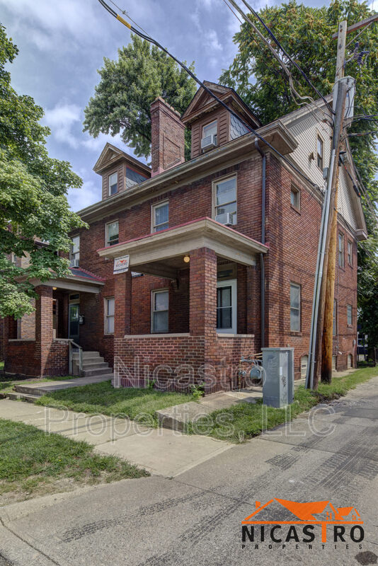 1640 Indianola Ave in Columbus, OH - Foto de edificio - Building Photo