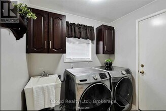 33 Fenflower Ct in Brampton, ON - Building Photo - Building Photo