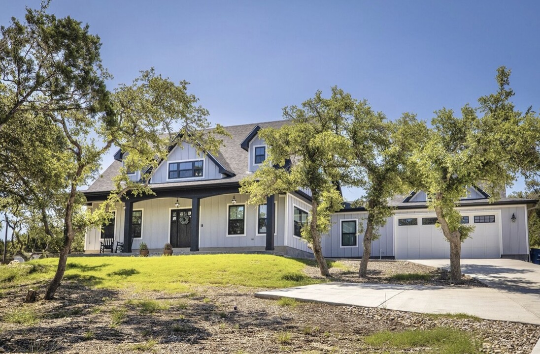 1055 Flagstone Dr in Fischer, TX - Building Photo