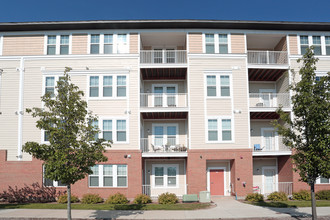 Auburn Square Apartments in Auburn Hills, MI - Foto de edificio - Building Photo