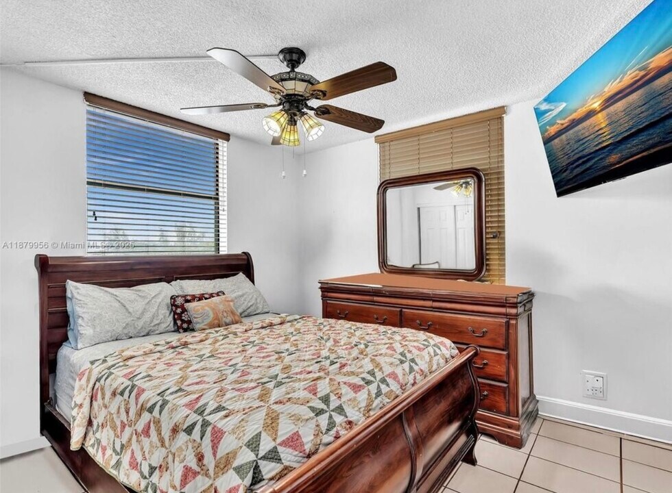 546 SW 1st St, Unit 607 in Miami, FL - Building Photo