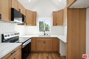 607 E Fairview Blvd in Inglewood, CA - Building Photo